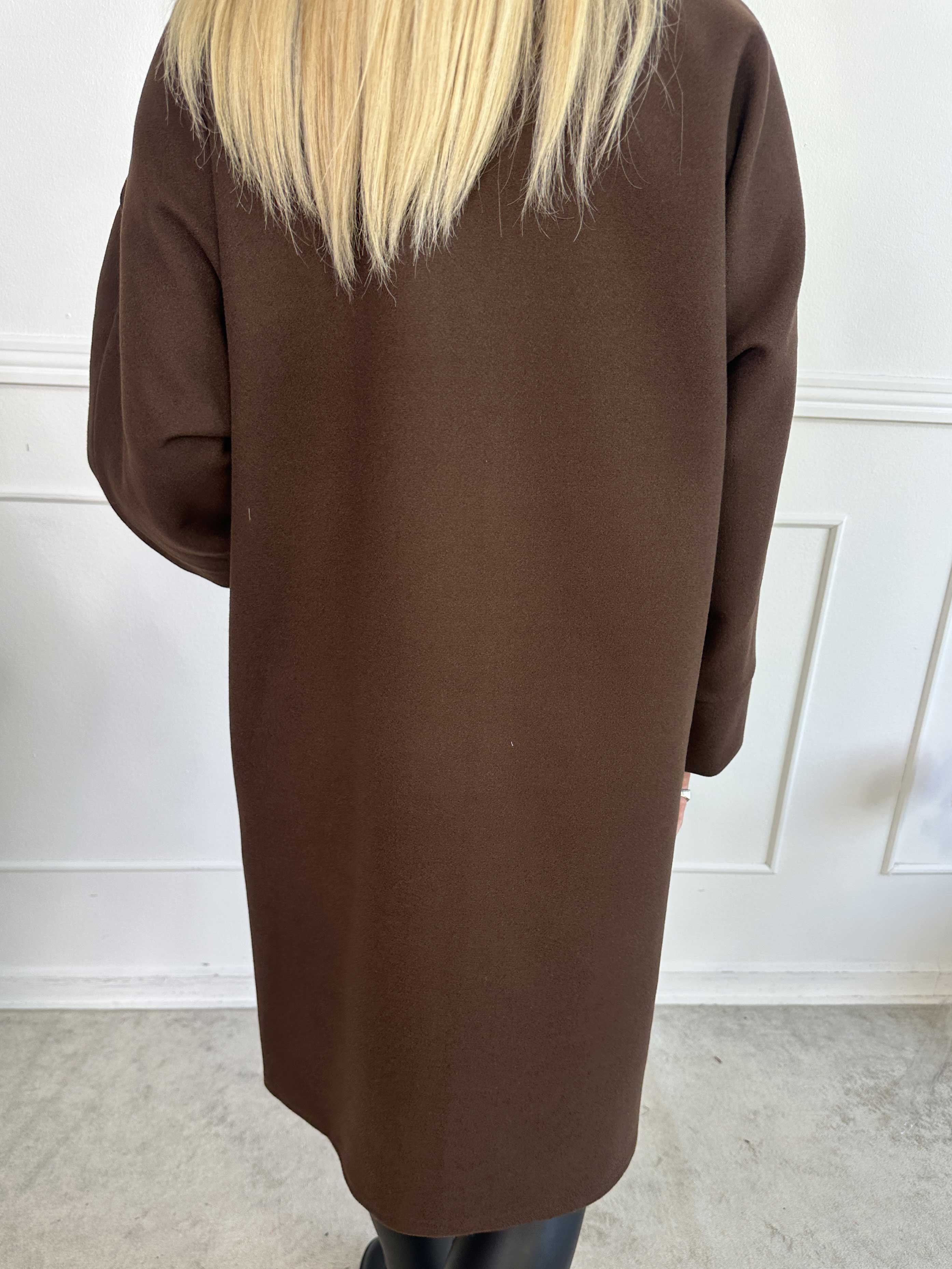 Annah Midi - Plus size frakke med tydelige syninger og lommer